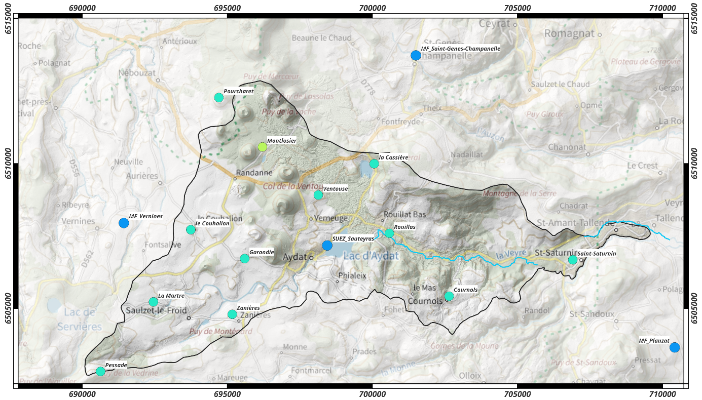 Carte de l’implantation des pluviomètres (en bleu clair les pluviomètres nouvellement installés) et des passerelles sur le bassin versant hydrogéologiques de la Veyre. © CA, JS 