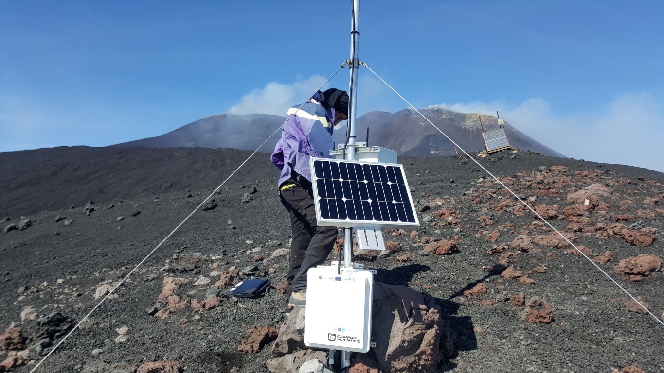 Figure 3 : instrumentation installée sur le cône volcanique de Monte Frumento, face aux cratères actifs de l’Etna